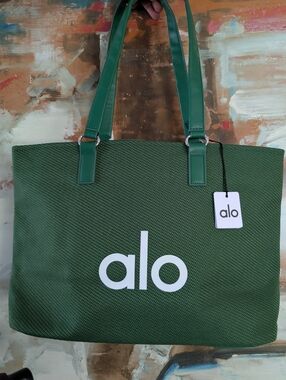Alo Yoga Tote Hand bag  Color Green  !!